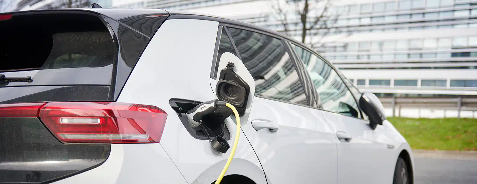E-Auto beim Laden als Symbol für E-Mobilität