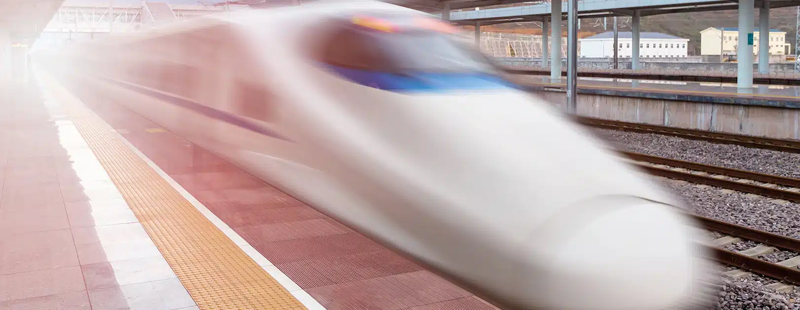 Hochgeschwindigkeitszug fährt in den Bahnhof ein