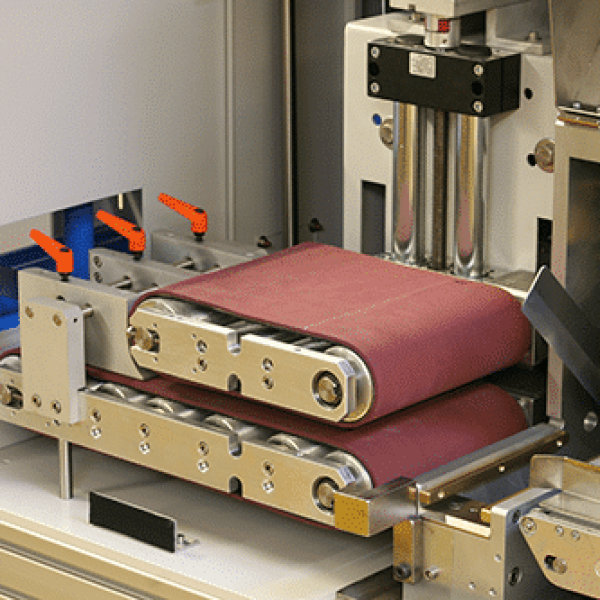 The wide belt conveyor of the high speed fly-knife cutting machine Dynamat 120